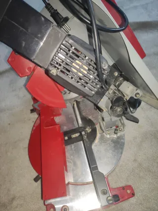 Sierra ingletadora roja