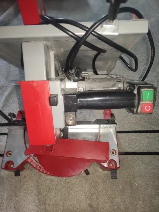 Sierra ingletadora roja