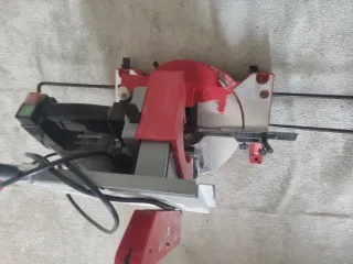 Sierra ingletadora roja