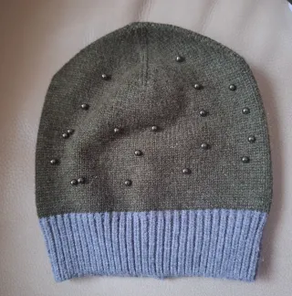 Gorro de lana con tachuelas