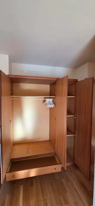 Armario de madera con cajones