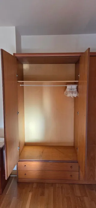 Armario de madera con cajones