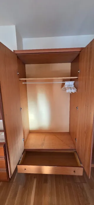 Armario de madera con cajones