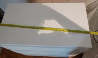 Cómoda blanca de madera