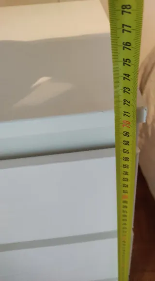 Cómoda blanca de madera