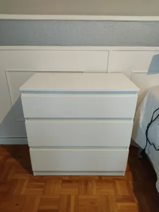 Cómoda blanca de madera