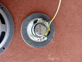 Altavoces plata y negro