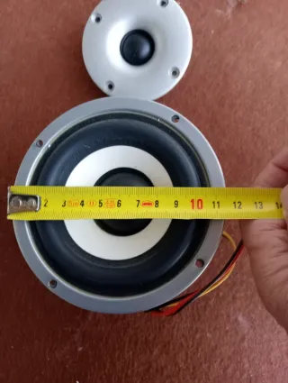 Altavoces plata y negro