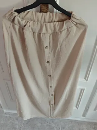Falda beige con botones