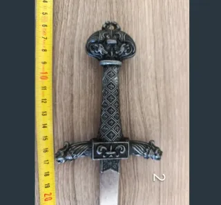 Espada decorativa labrada antigua