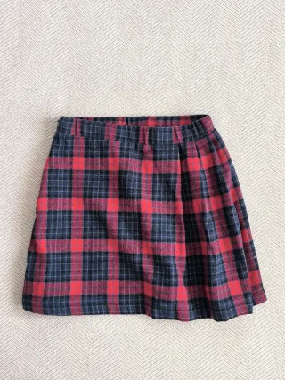 Conjunto camiseta, falda y regalo.