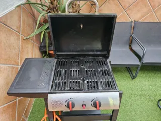 Barbacoa de gas negra con ruedas