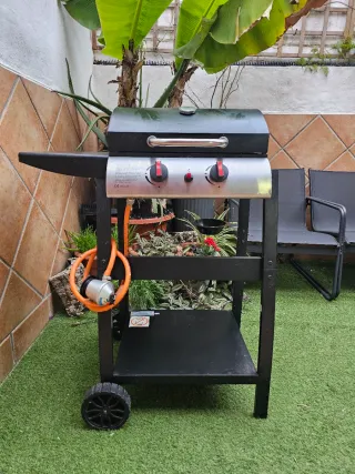 Barbacoa de gas negra con ruedas