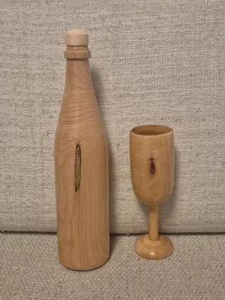 Bottiglia e bicchiere in legno