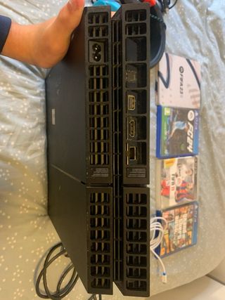 PS4 Pro con 2 mandos, cascos y juegos