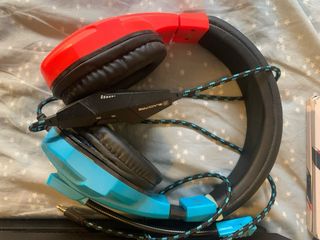 PS4 Pro con 2 mandos, cascos y juegos