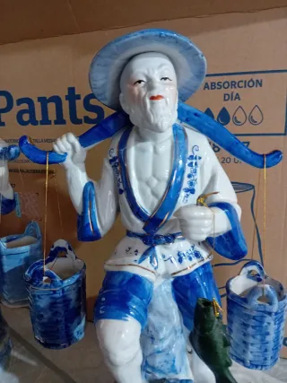 Coppia di figure cinesi in porcellana con pesci