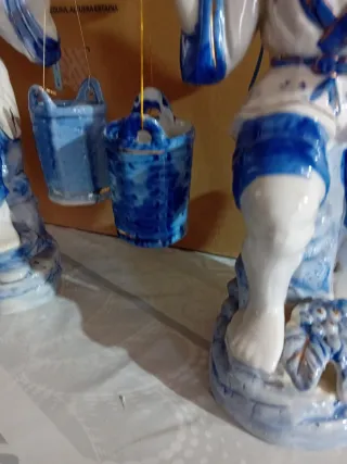 Coppia di figure cinesi in porcellana con pesci