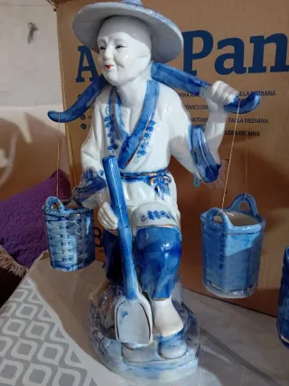 Coppia di figure cinesi in porcellana con pesci