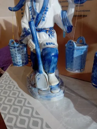 Coppia di figure cinesi in porcellana con pesci