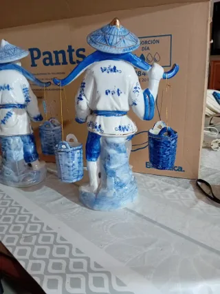 Coppia di figure cinesi in porcellana con pesci