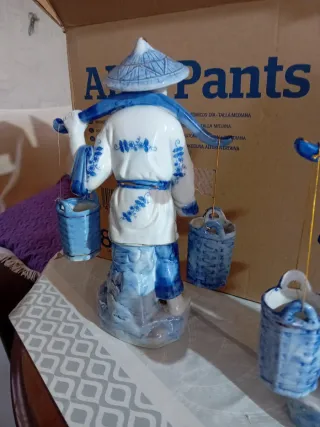 Coppia di figure cinesi in porcellana con pesci