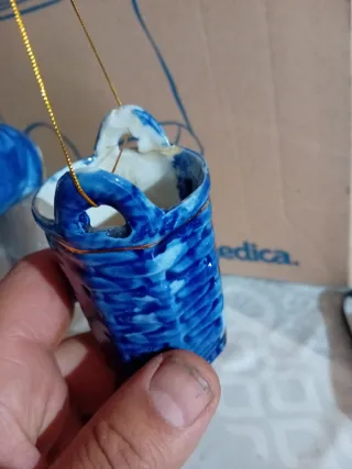 Coppia di figure cinesi in porcellana con pesci