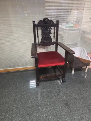 Sillón antiguo de madera y terciopelo