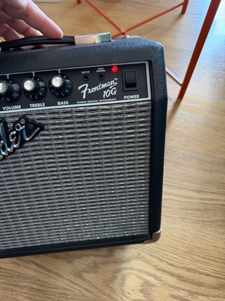 Amplificador Fender Frontman 10G + Conector