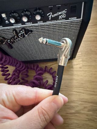 Amplificador Fender Frontman 10G + Conector
