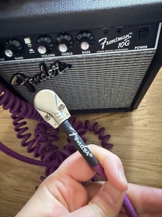 Amplificador Fender Frontman 10G + Conector