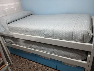 Dos camas, escritorio, estanterías y sinfonier