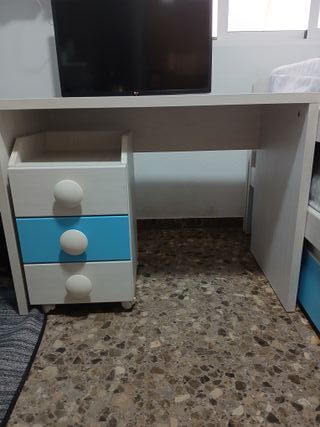 Dos camas, escritorio, estanterías y sinfonier