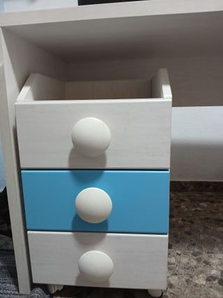 Dos camas, escritorio, estanterías y sinfonier