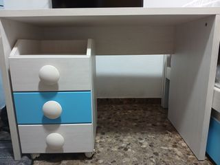 Dos camas, escritorio, estanterías y sinfonier