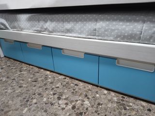 Dos camas, escritorio, estanterías y sinfonier