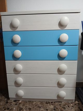 Dos camas, escritorio, estanterías y sinfonier