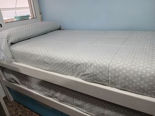 Dos camas, escritorio, estanterías y sinfonier