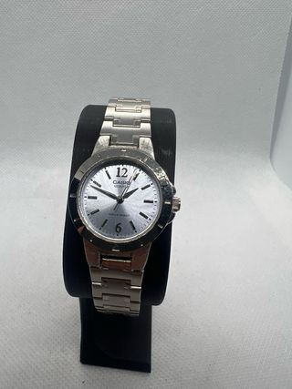 Reloj Casio Quartz Mujer Plata y Blanco