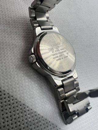 Reloj Casio Quartz Mujer Plata y Blanco