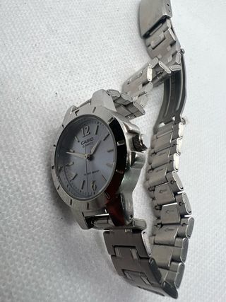 Reloj Casio Quartz Mujer Plata y Blanco