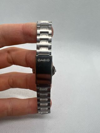 Reloj Casio Quartz Mujer Plata y Blanco