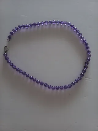 Collar de cuentas violeta