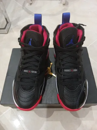 Zapatillas Jordan Negras y Rojas