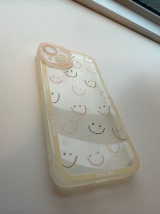 Funda iPhone 13 con diseño de caritas