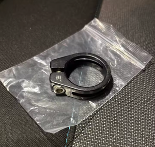 Abrazadera de aluminio para tija de sillín de bici