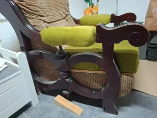 Sillón de tela y madera