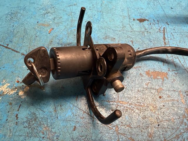 Clausor y tapón gasolina BMW F650 Funduro GS 98