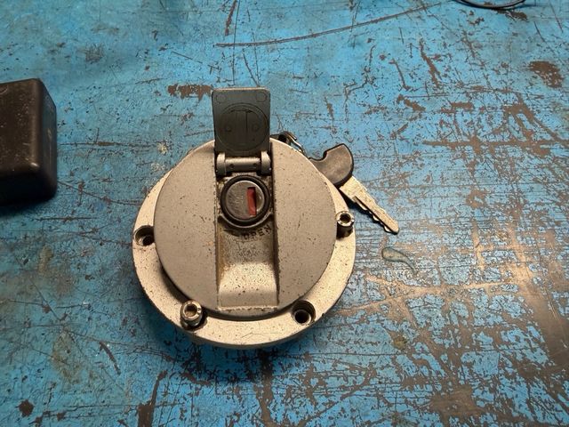 Clausor y tapón gasolina BMW F650 Funduro GS 98