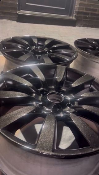 Pintor de llantas piezas de coche, moto, etc...